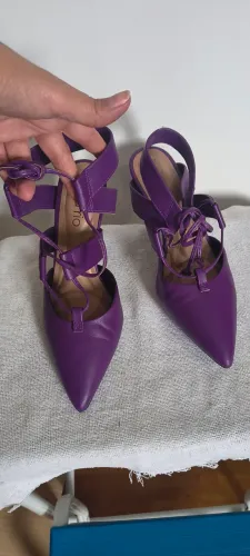 Scarpin de amarração roxo