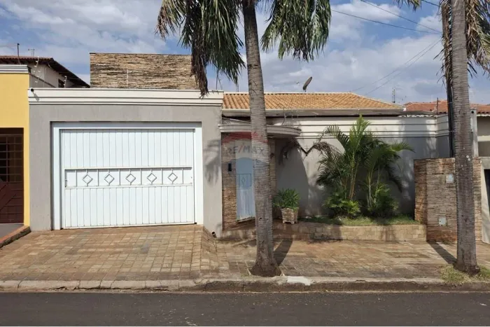 Linda casa com piscina em localização privilegiada!