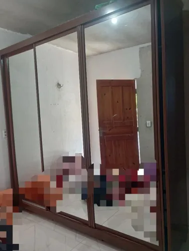 Guarda roupa espelhado com portas corrediças