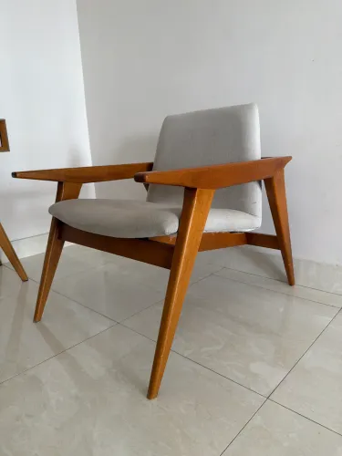 Poltrona de Madeira Estofada Design Retrô