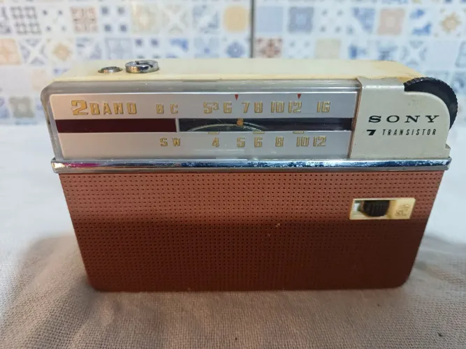 Rádio Sony, antigo Made in Japão 1959, no estado