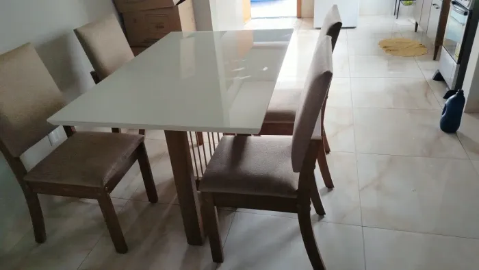 Mesa 4 cadeiras , pouco tempo de uso.