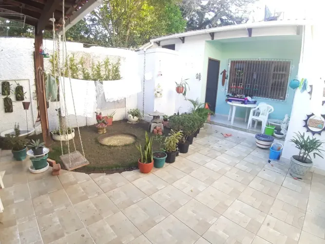 Casa linear com 04 quartos em terreno inteiro no Centro