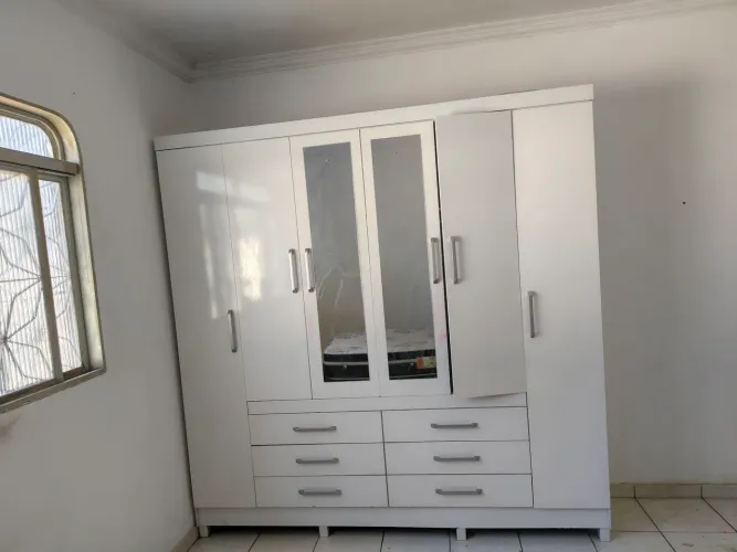 Vendo guarda roupa, geladeira, armário e cama com urgência