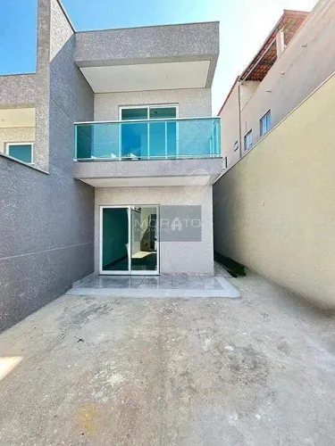 Linda Casa Geminada de 03 quartos com suíte e ótimo padrão de acabamento do Bairro Cabral