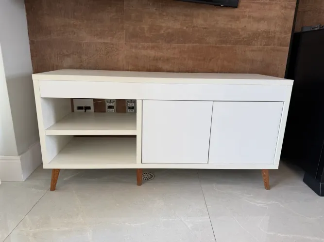Aparador / Rack Branco com Pés de Madeira