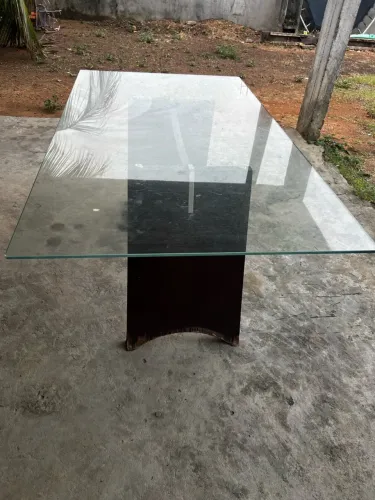 Mesa de vidro retangular com base preta