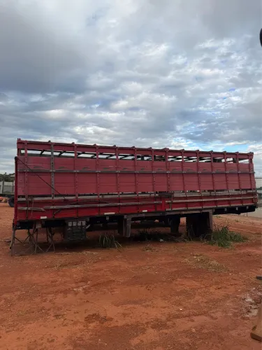 Carroceria Boiadeira 8 Metros com Sobregrade - Seminova e Muito Conservada
