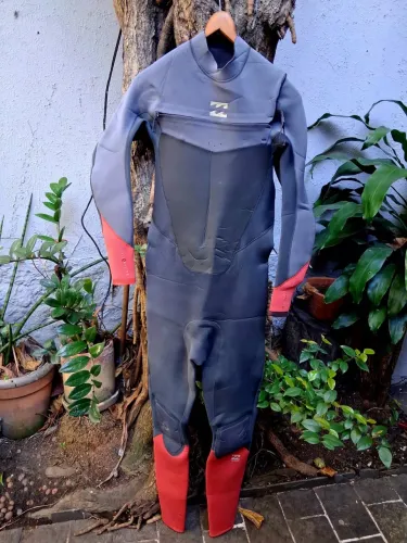 Roupa de borracha em ótimo estado