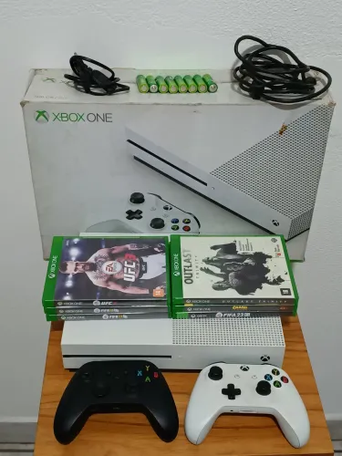 Xbox one S com 2 controles + 6 jogos