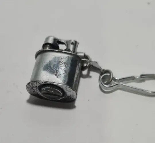 Mini isqueiro vintage de chaveiro, comumente fabricado no Japão entre as décadas de 1940 -