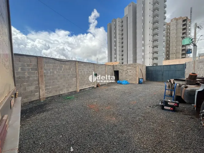 Galpão comercial disponível para locação no bairro Novo Mundo em Uberlândia-MG