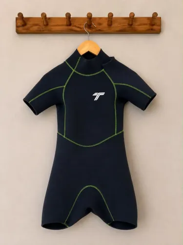 Roupa de neoprene curta, manga curta, na cor preta com detalhes em verde marca truzz