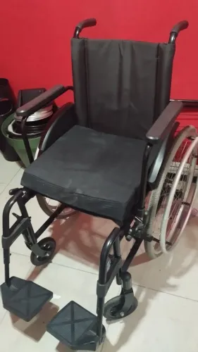 Cadeira de rodas com almofada
