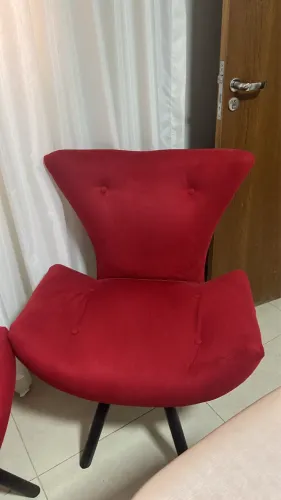 Cadeira estofada vermelho aveludado