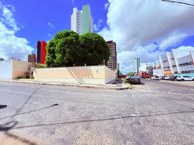 Imóvel para aluguel tem 400 metros em Fátima - Teresina - PI