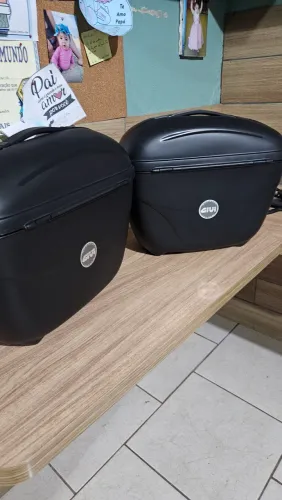 Baús laterais Givi. 