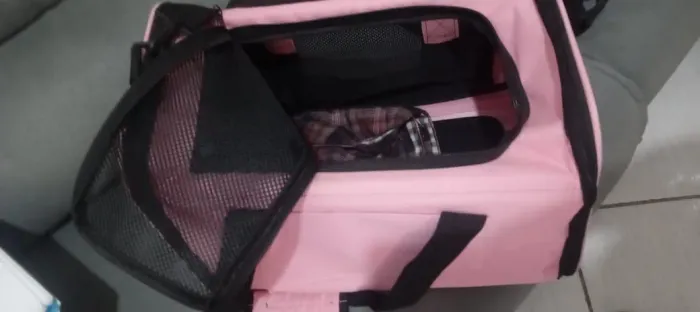 Vendo bolsa de transportempara gatos cor rosa
