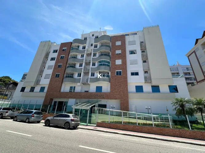 Apartamento semimobiliado, 02 dormitórios e 02 vagas de garagem, para alugar em Coqueiros,