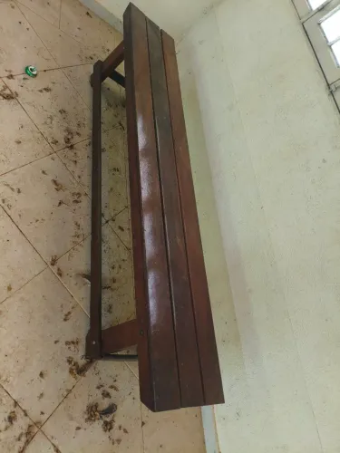 Banco de madeira impecável 