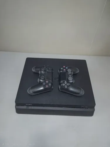 PlayStation 4 500gb com 2 controles