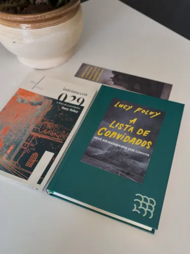 Livro A Lista de Convidados + revista ,card e marcador de página