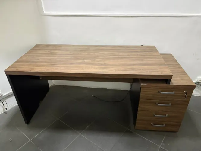 Mesa de escritório com gavetas