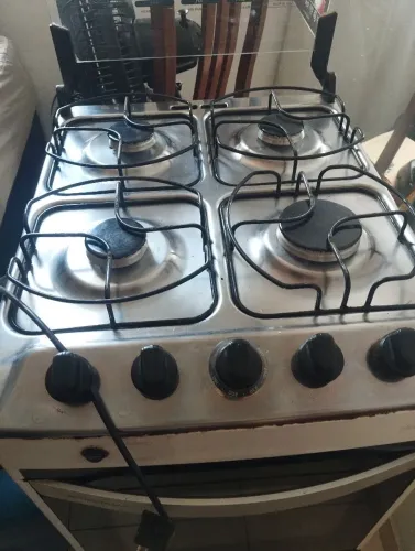Fogão quatro bocas, forno excelente. Elétrico.