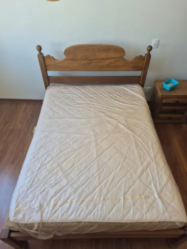 Vendo cama de casal em madeira maciça com perfeito acabamento, com colchão incluso