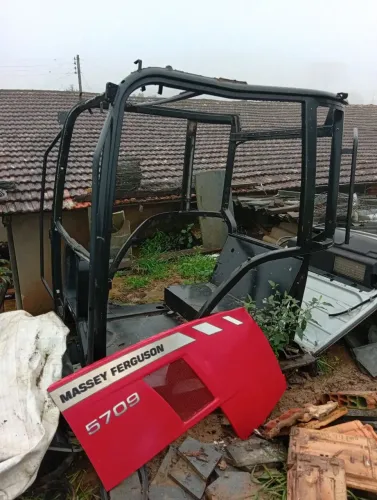 *Estrutura da gabine do trator Massey Ferguson *