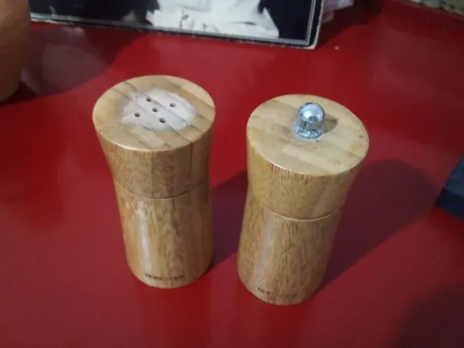 Conjunto moedor de pimenta e saleiro de bambu