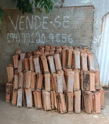 Vende - se 1500 telhas de barro usadas