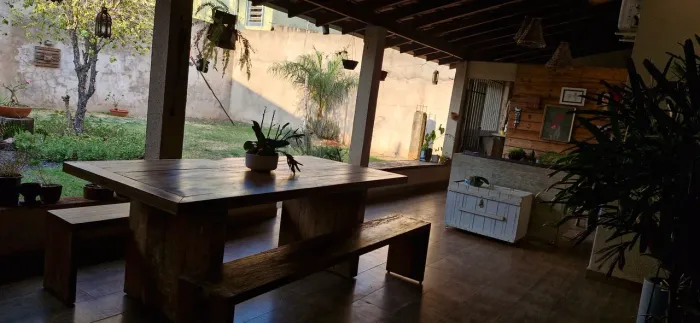 Mesa de madeira de demolição com bancos. Até 8 lugares
