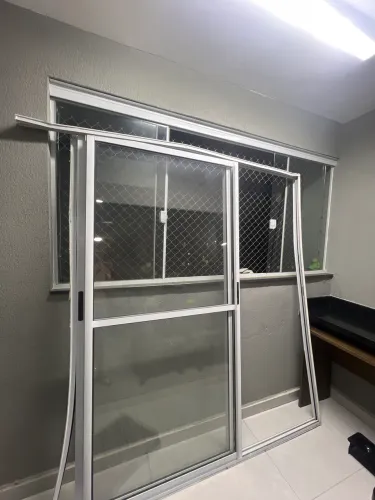 Porta de vidro de sacada com alumínio