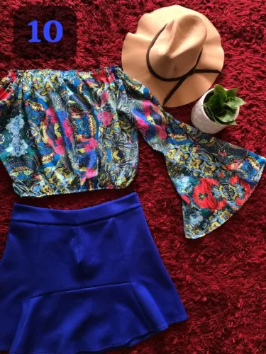 Conjunto feminino grife Thithãs com cropped ombro a ombro e manga sino, estampa azul flora