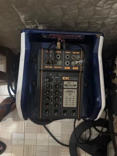 Rack móvel e mesa de som 