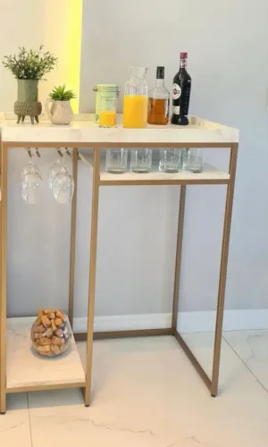 Bar/Aparador Moderno com Porta-Taças Estrutura Metálica e Tampo Marmorizado