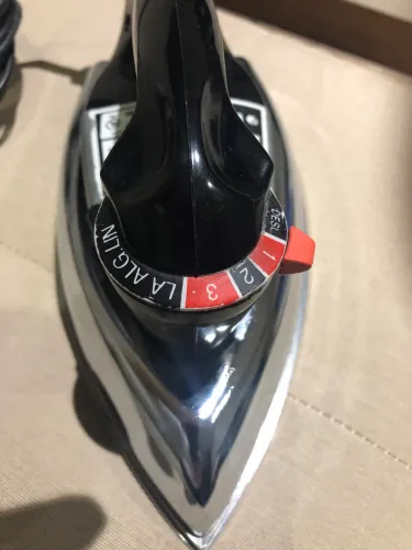 Ferro Elétrico Seco marca Black Decker modelo VFA -110 /127 Volts semi novo