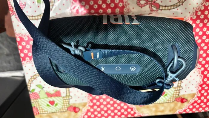 Vendo uma caixa da JBL XTREME 4 pouco tempo de uso valor 1.000,00
