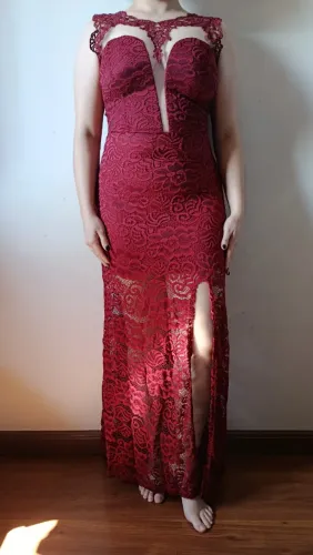 Vestido de renda marsala com fenda