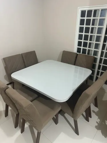 Mesa 4x4 8 lugares com todas as cadeiras.