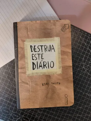 Livro Destrua esse diário - Keri Smith (nunca utilizado)