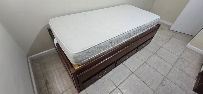 Cama de Solteiro de Madeira Marrom-Escura com 3 Gavetas - Colchão de Brinde