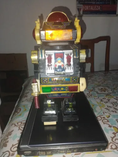 Vendo um robo antigo dos anos 80 