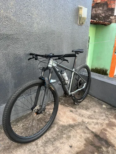 Bicicleta Aro 29 Alumínio + Freio ABS a Óleo + Capacete, Sapatilha e Mochila Térmica