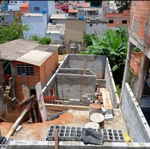 Terreno com construção em ponto de laje, opção de parcelamento direto com proprietário