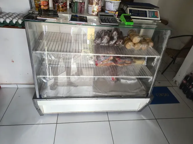 Balcão expositor de pães em bom estado