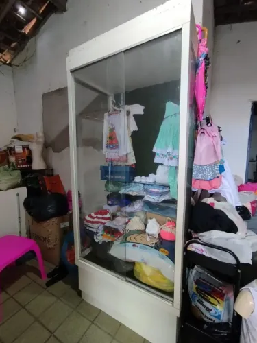Vitrine revestida no vidro