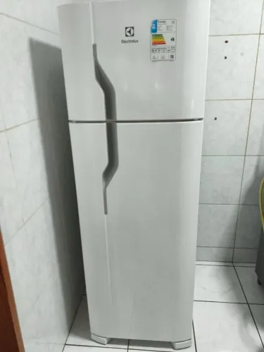 Refrigerador Duplex Cycle Defrost Electrolux DC35A (260 litros) na cor branca.