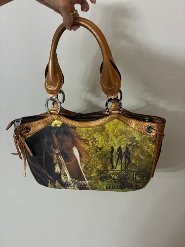 bolsa saad cavalleria em couro caramelo, com painel estampado e ferragens 